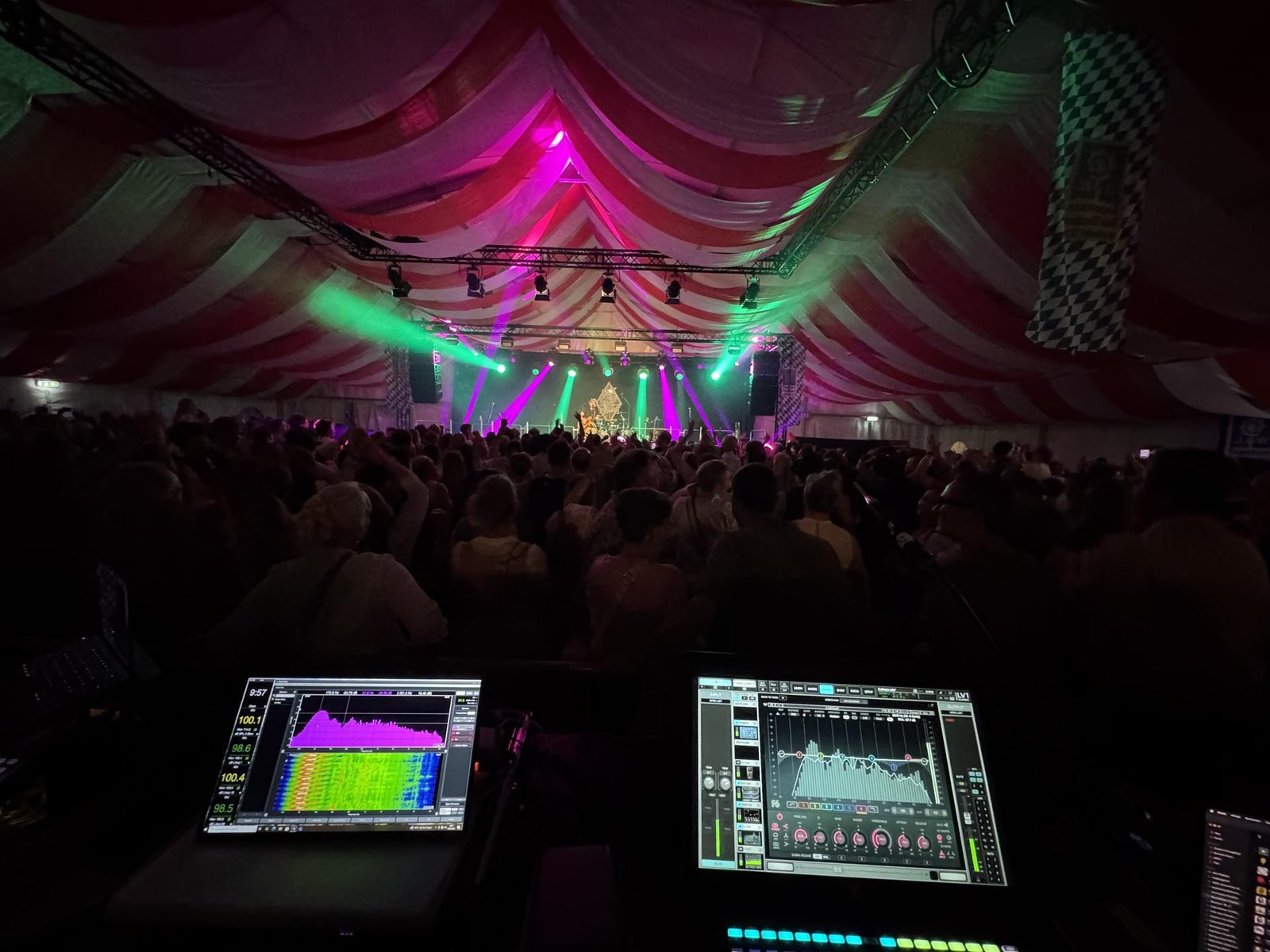 Festzelt mit Lichtshow, im Vordergrund das Mischpult