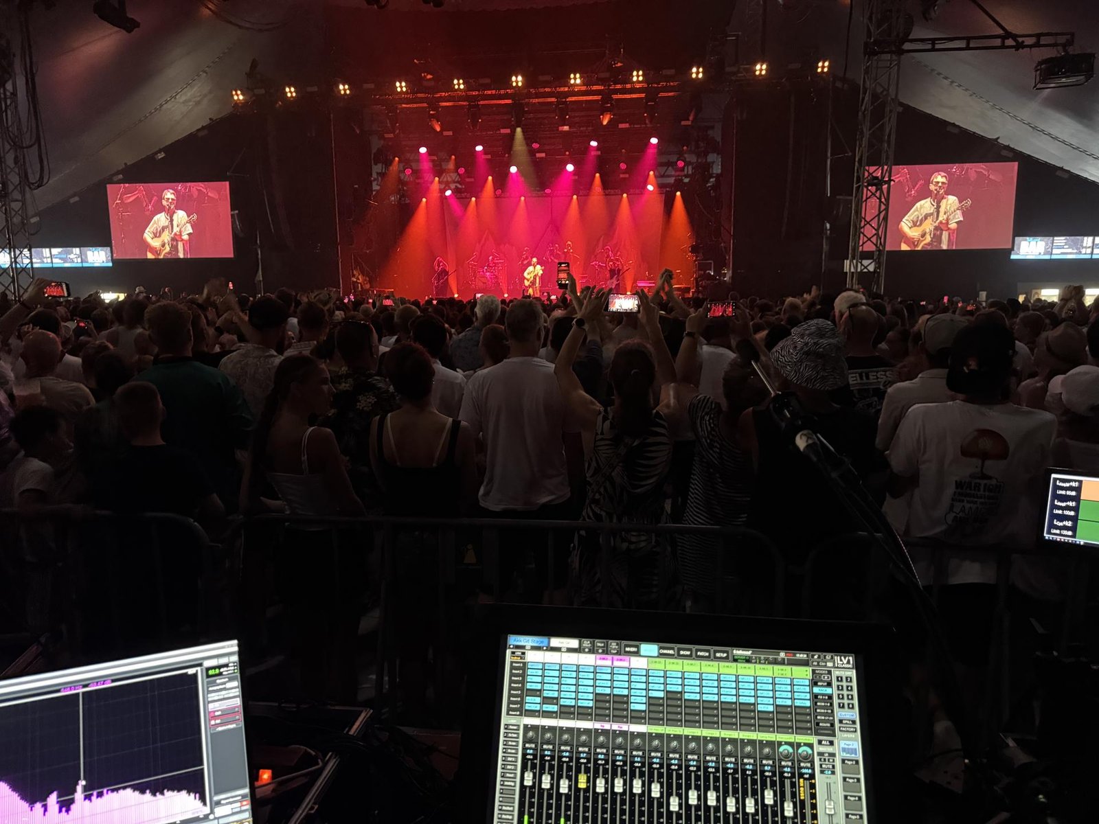 Konzert mit Oimara im vollen Festzelt, im Vordergrund das Mischpult